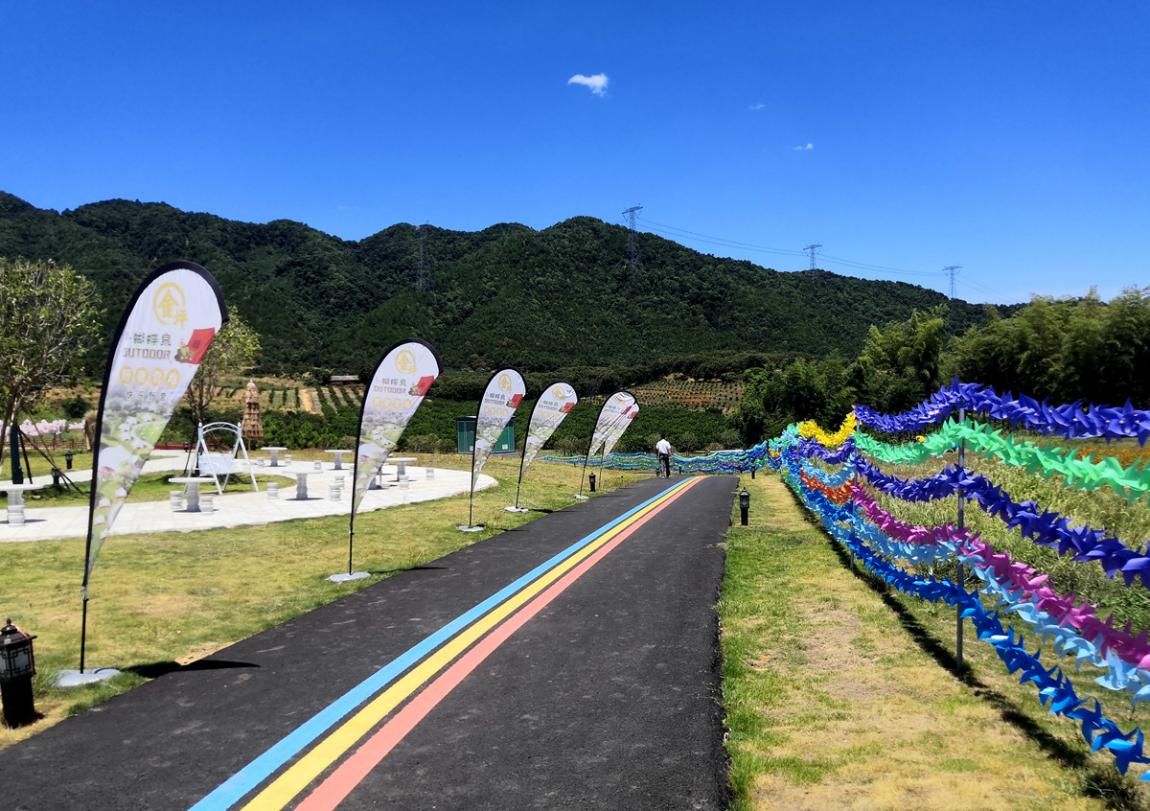 图为金坪民族乡的蝴蝶泉景区步道。据介绍,不久前景区刚刚举行了一场相亲大会,未来这里也将打造成为年轻人游览约会的浪漫之地。人民网记者 孙博洋摄