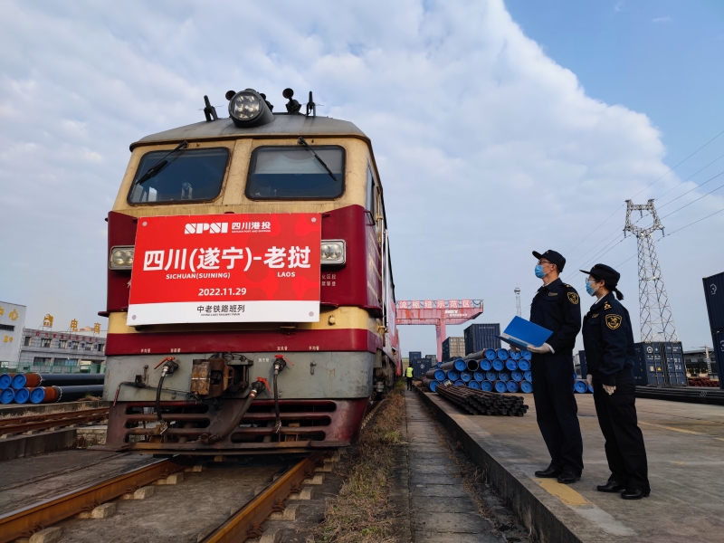 近日,成都海关下辖遂宁海关保障首列“四川(遂宁)—老挝”班列开行,该班列自遂宁始发,经磨憨口岸出境至老挝万象,搭载20个集装箱,货重约1000吨,主要货物为化工和工业原材料。经该班列,遂宁出口至东盟货物运输时间缩短至5天,运输成本降低10%以上。遂宁海关供图