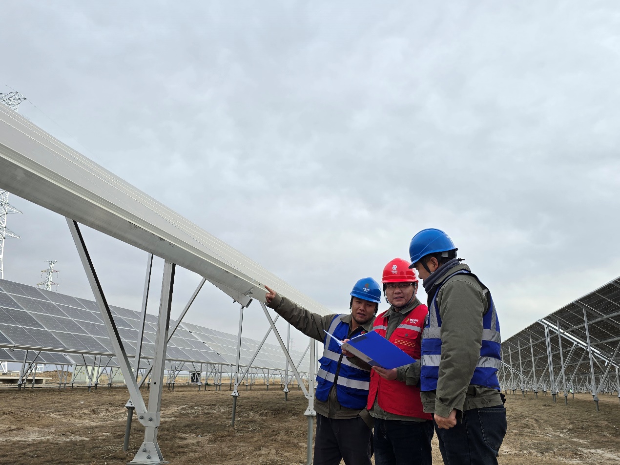 海南州光储一体化实证基地项目建设现场。受访者供图