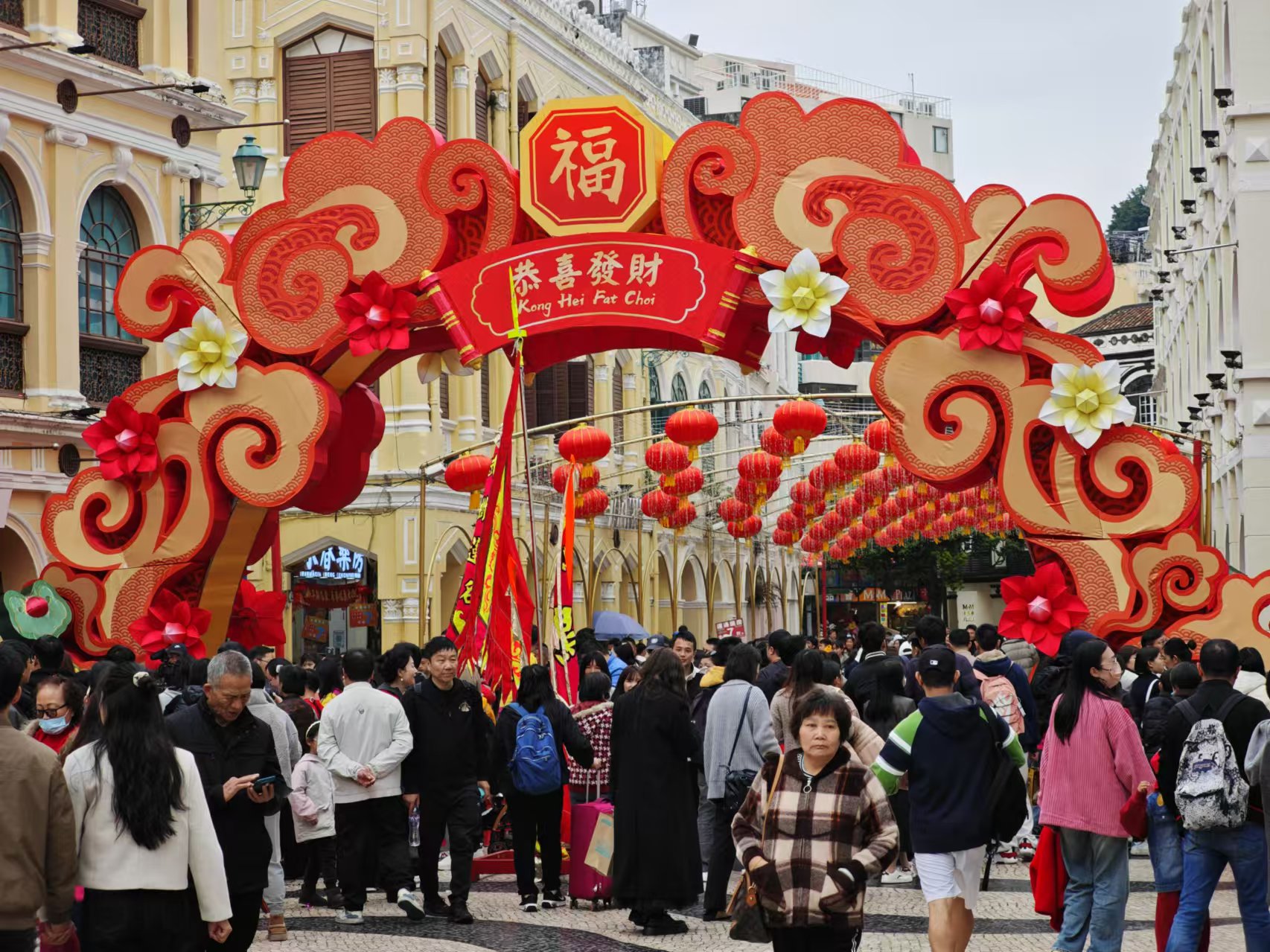 澳门乙巳新春各景点游人如织。人民网记者 王天乐摄