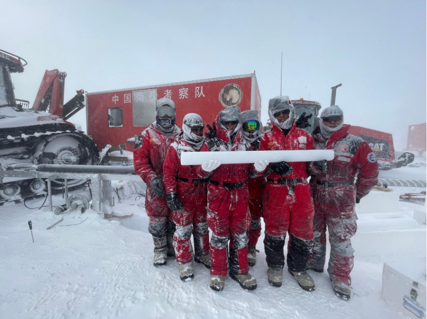 考察队在南极开展作业。自然资源部供图