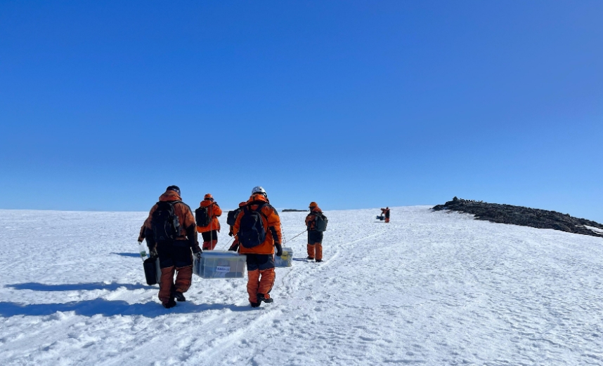 考察队在南极开展作业。自然资源部供图