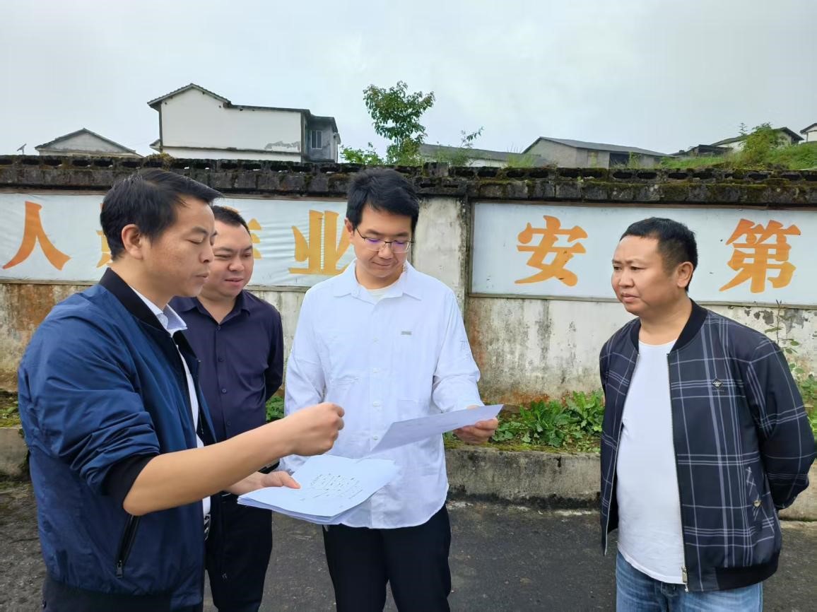 国开行挂职干部调研农业厂房改造。受访者供图