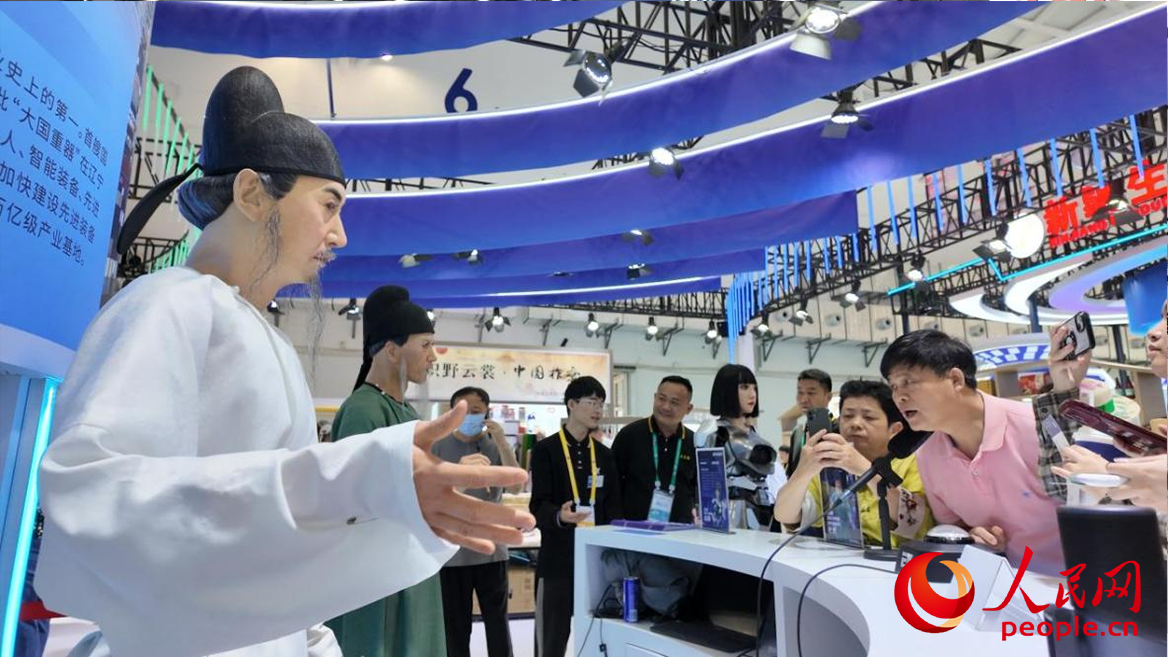 李白、杜甫“穿越”与观众对话。人民网 欧阳易佳摄