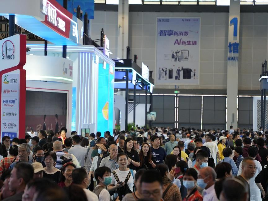 消博会场馆内，观展者摩肩接踵。人民网记者 张力洋摄