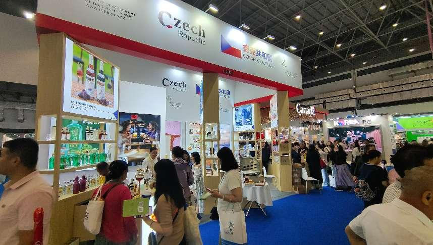 71个国家和地区超过4100个品牌参展。人民网记者 许维娜摄