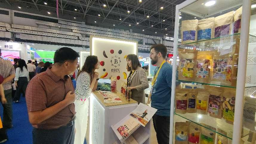 观展群众与外商展台工作人员交流咨询。人民网记者 许维娜摄