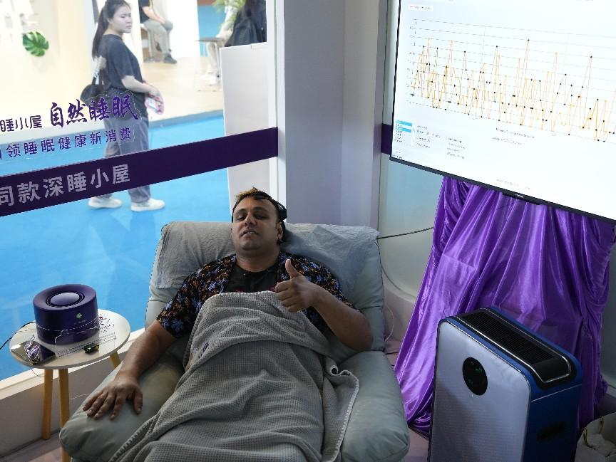 参观者在展台体验深度睡眠产品。人民网记者 张力洋摄