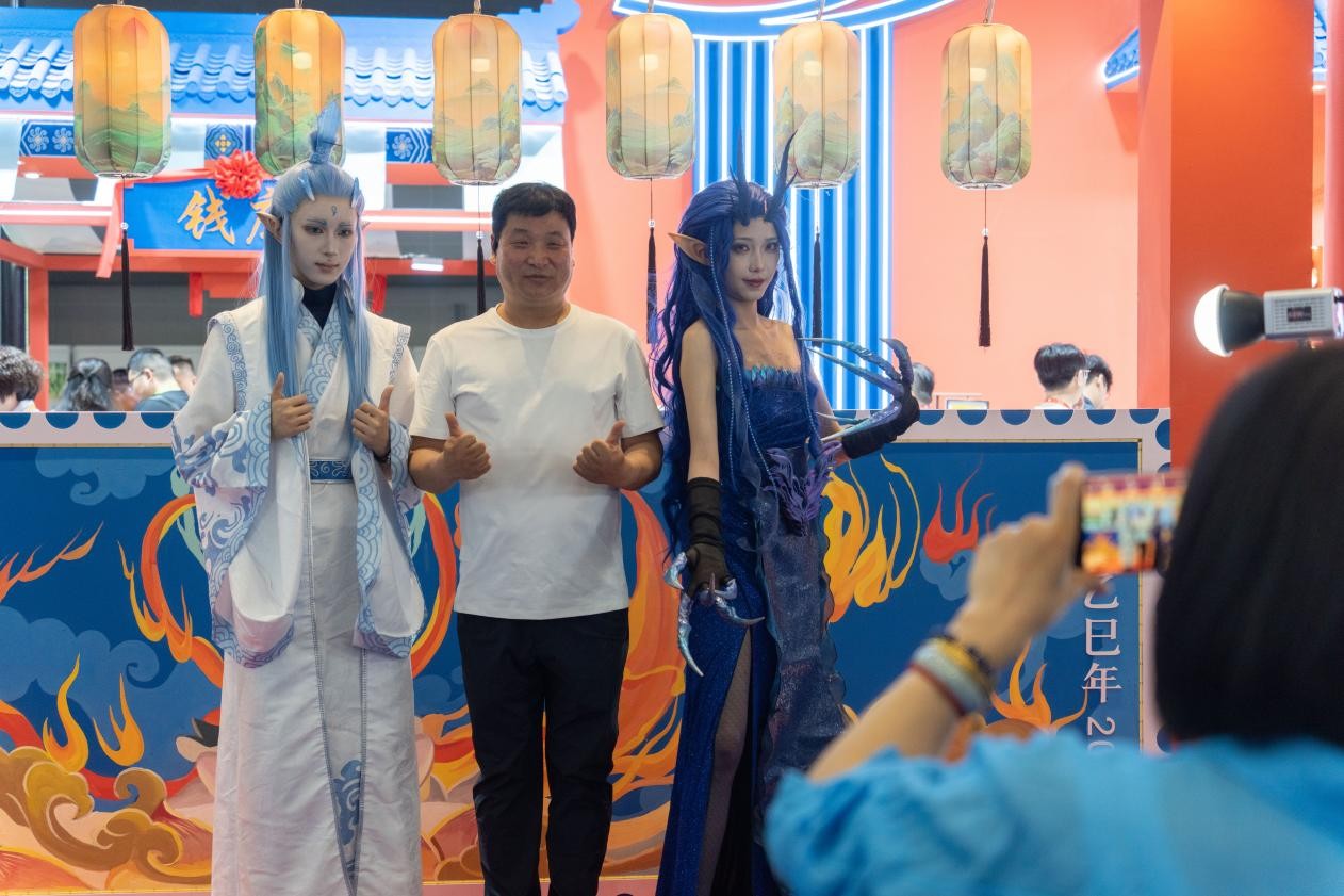 参观者积极参与国潮动漫打卡活动。人民网记者 许峥摄