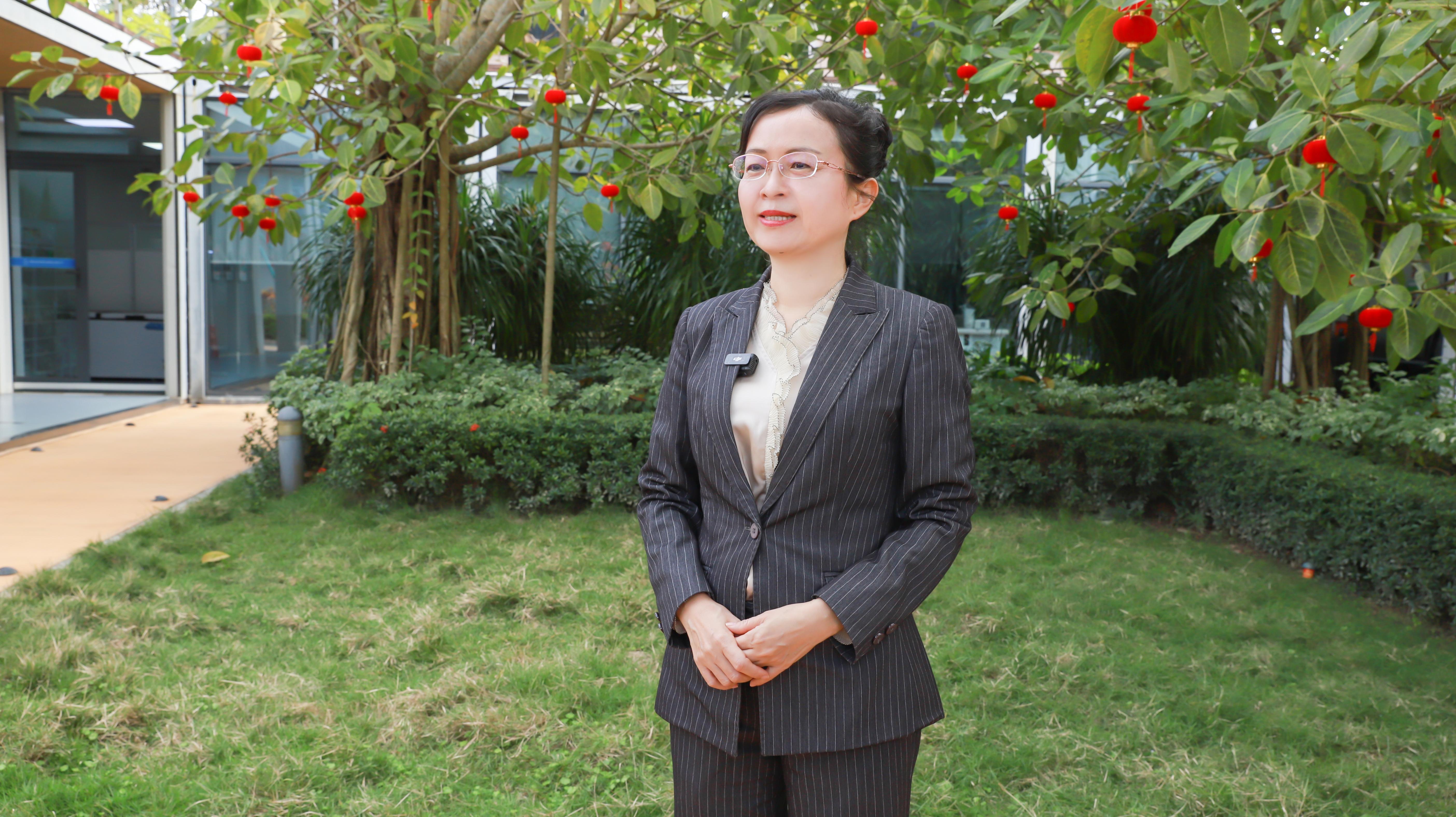 海南博鳌乐城国际医疗旅游先行区管理局党委委员、副局长符祝接受采访。人民网记者 黄盛摄