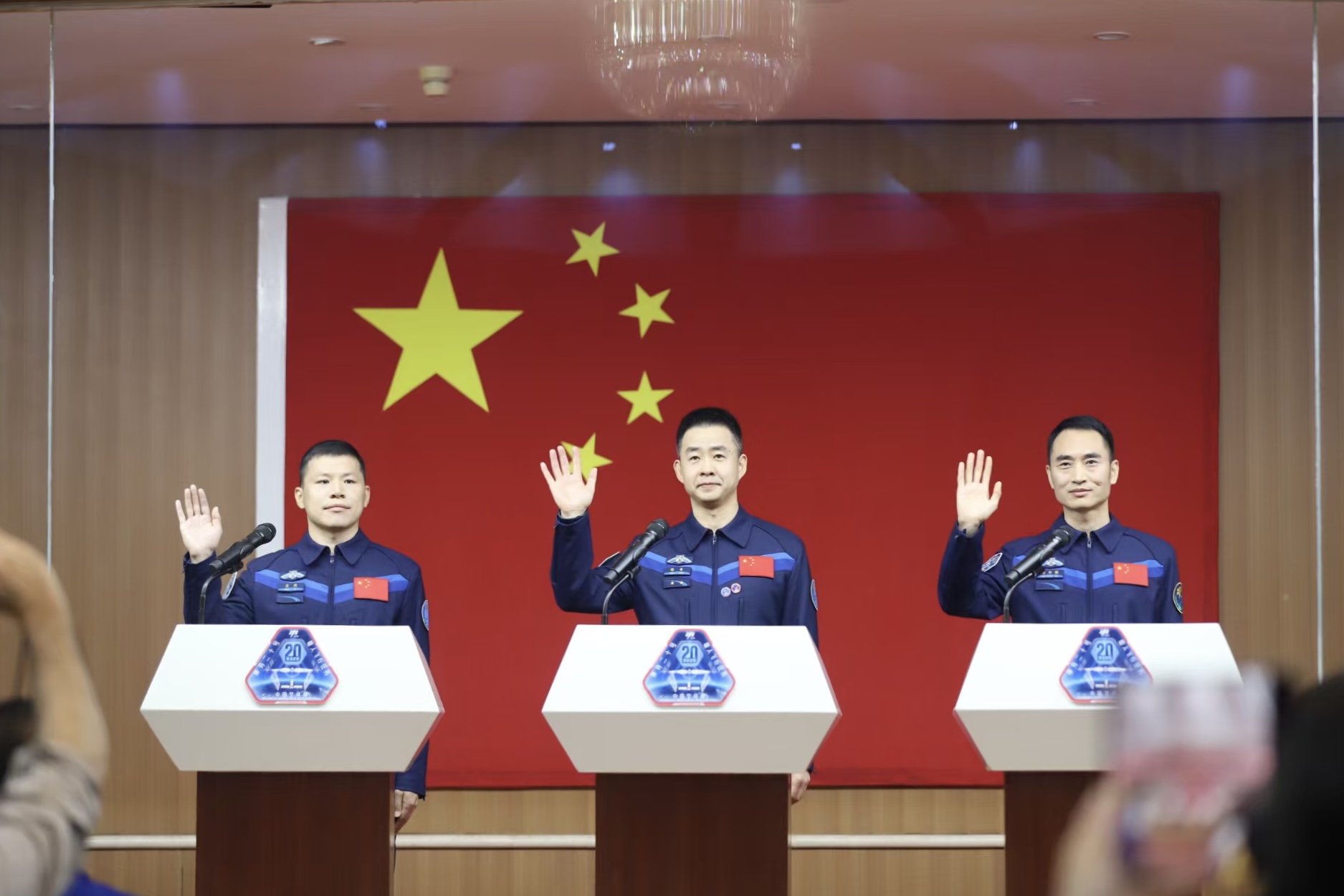 4月23日，神舟二十号航天员乘组在酒泉卫星发射中心问天阁与中外媒体记者集体见面。人民网记者 黄帆摄