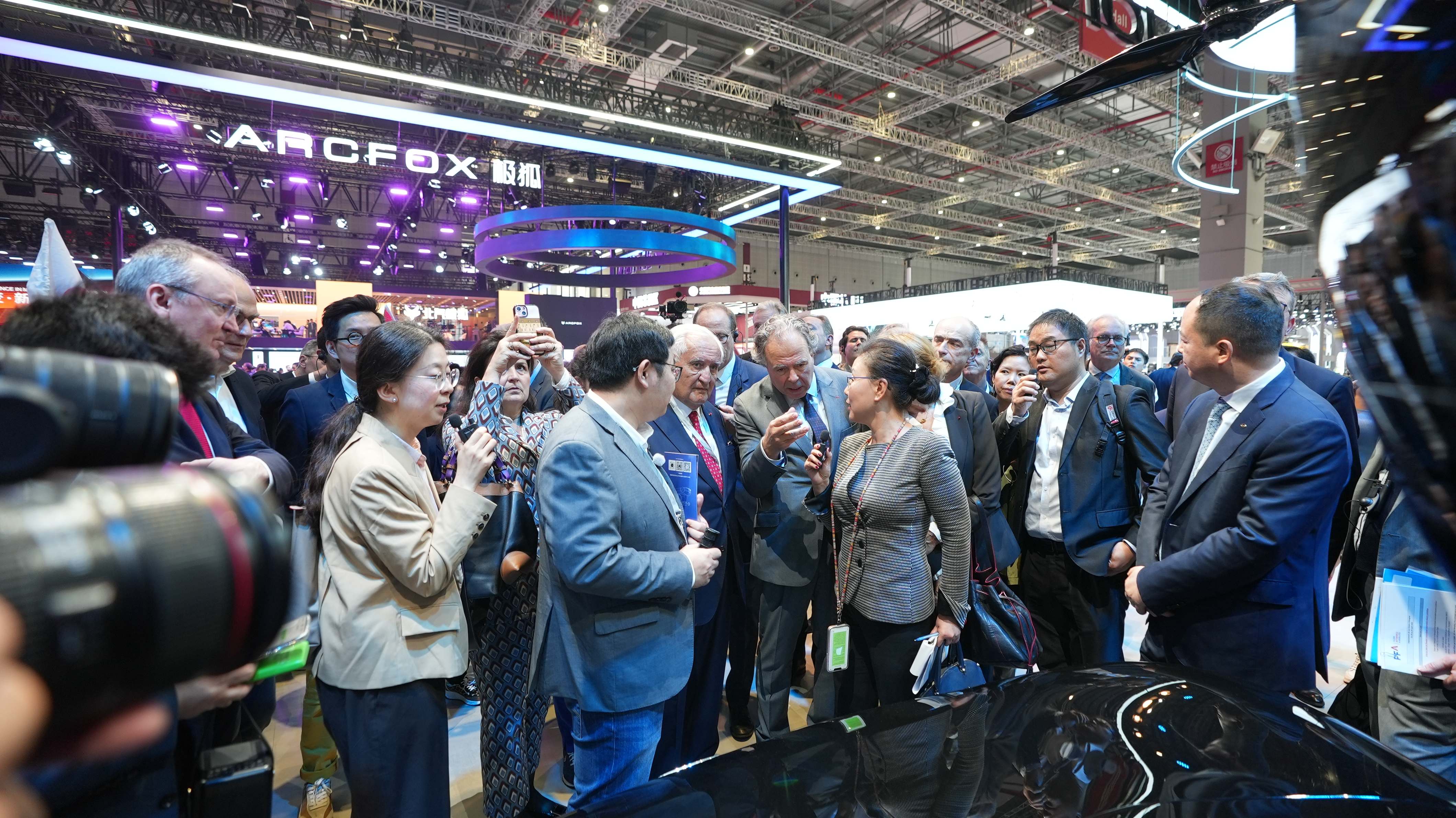 中外媒体和业内代表汇聚上海车展。人民网 王天乐摄