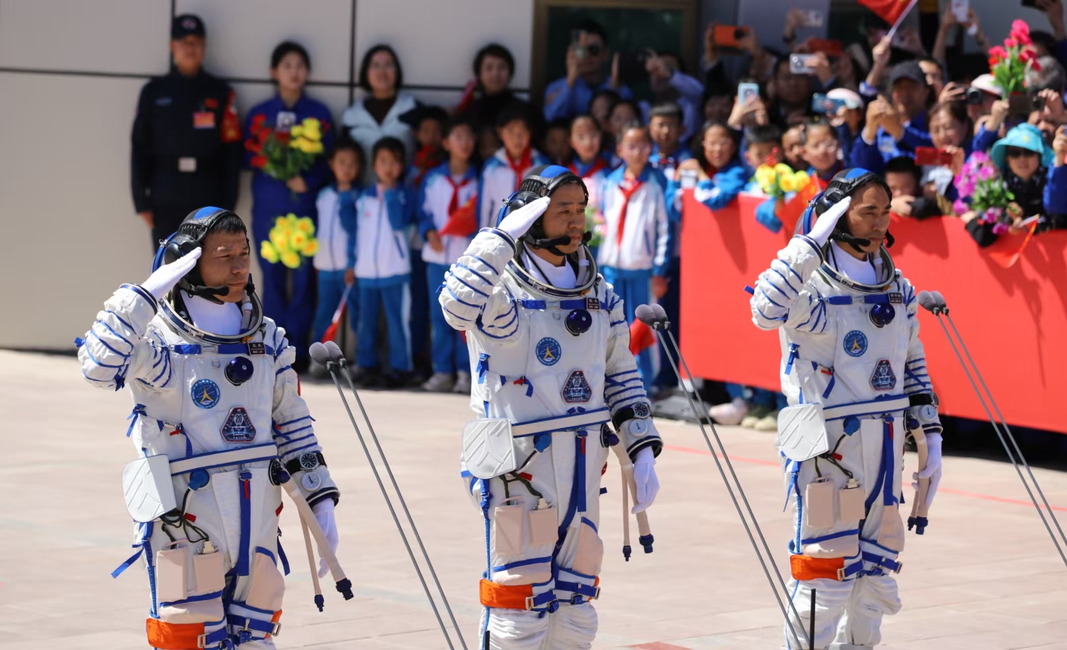 神舟二十号载人飞行任务航天员乘组出征仪式在酒泉卫星发射中心举行。人民网记者 黄帆摄