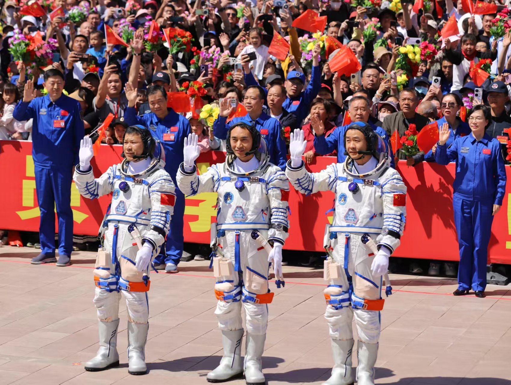 神舟二十号载人飞行任务航天员乘组出征仪式在酒泉卫星发射中心举行。人民网记者 黄帆摄