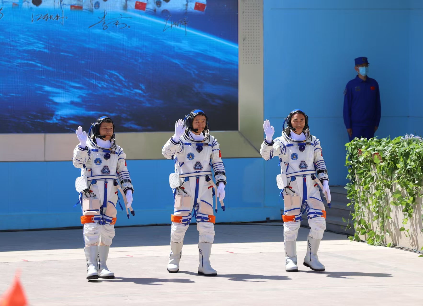 神舟二十号载人飞行任务航天员乘组出征仪式在酒泉卫星发射中心举行。人民网记者 黄帆摄