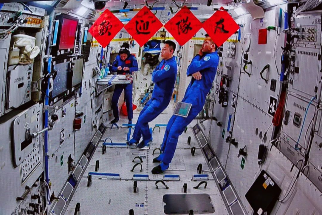神舟十九号航天员乘组准备迎接神舟二十号航天员乘组的到来。中国载人航天工程办公室供图