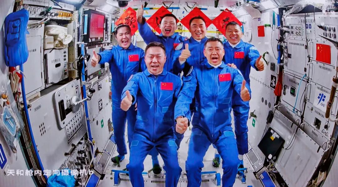 神舟十九号、二十号航天员乘组拍下“全家福”。中国载人航天工程办公室供图