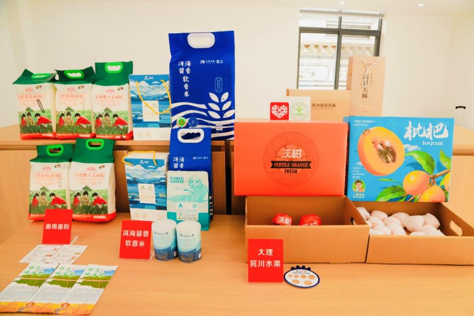 杨静将优质的小院农产品上架电商平台，帮助农户增收。刘长白摄