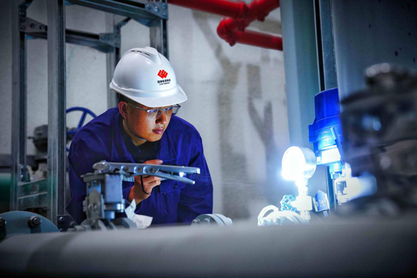 王宇在3號(hào)發(fā)電機(jī)組下機(jī)架觀察油冷卻器情況。張海軒攝