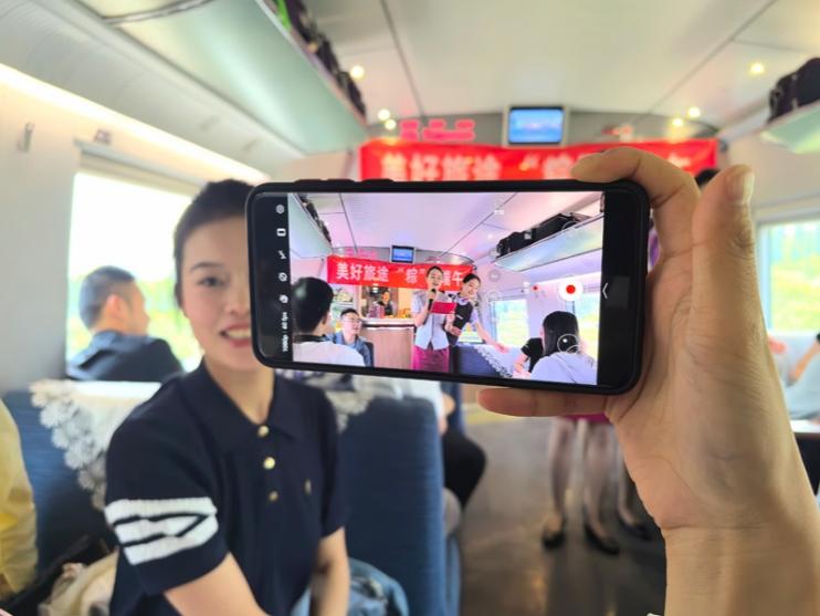 在活动中，旅客纷纷举起手机拍摄。颜笑摄