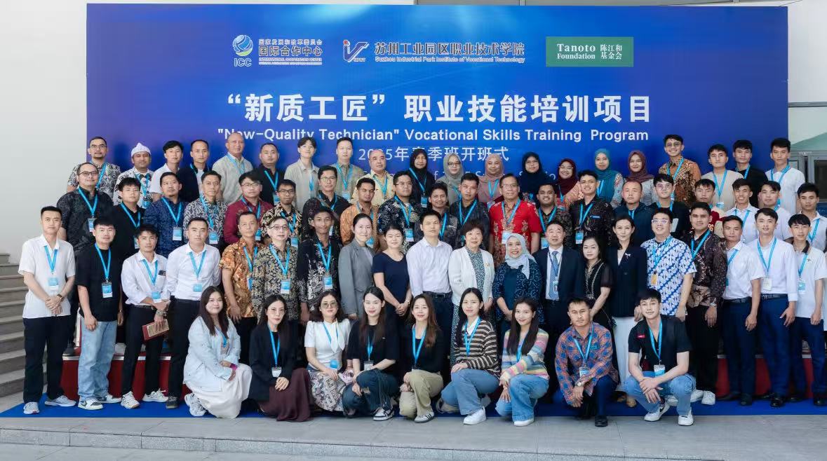 “新质工匠”职业技能培训项目2025年度春季班开班集体合影。人民网记者 许维娜摄