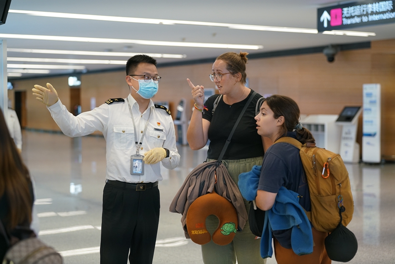 成都海关所属机场海关关员引导进出境旅客通关。成都海关供图