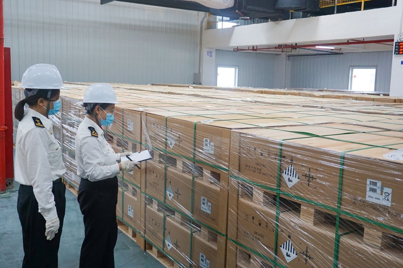 成都海关所属宜宾海关关员对出口锂电池开展危险货物包装使用鉴定。成都海关供图