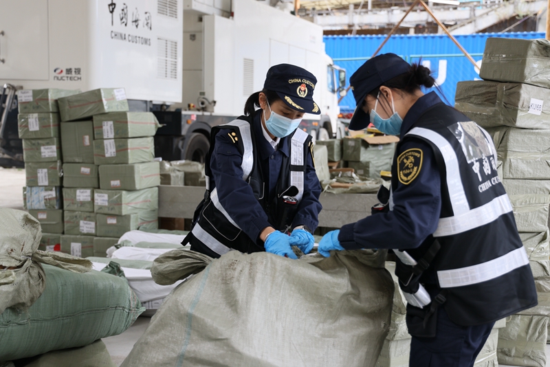拉萨海关关员对出口货物进行查验。赵方逍摄