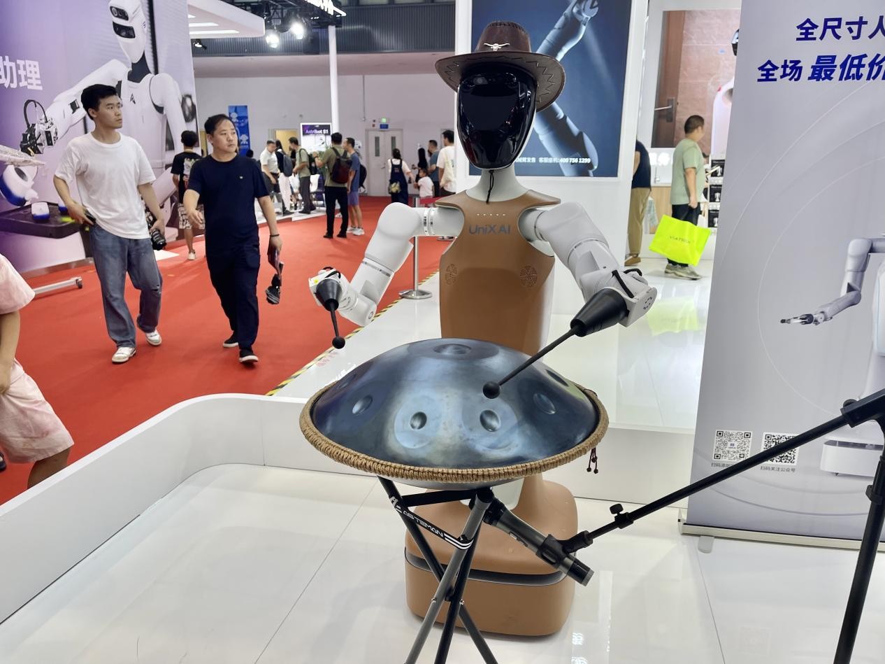 人形机器人正在为观众演奏音乐。人民网记者 任妍摄