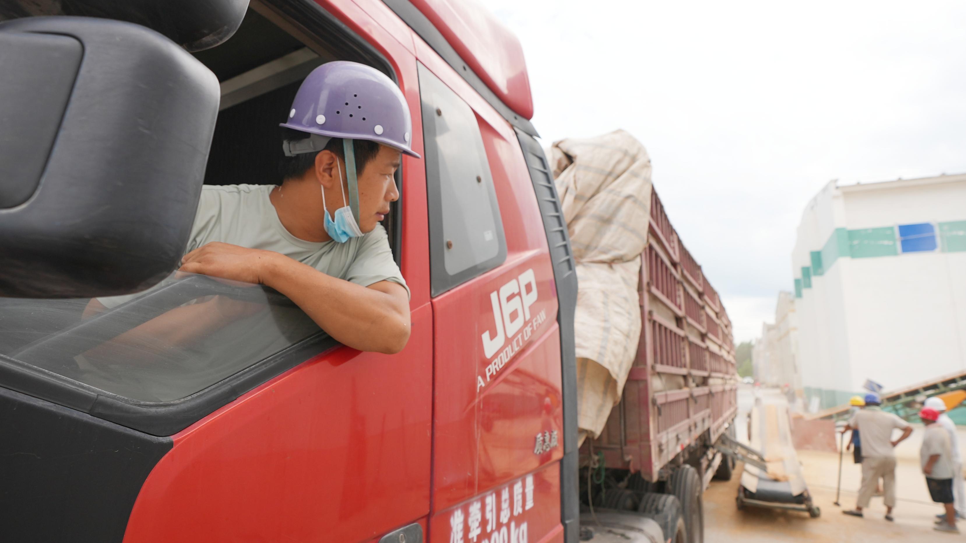 前来粮库售粮的司机。人民网记者 李栋摄