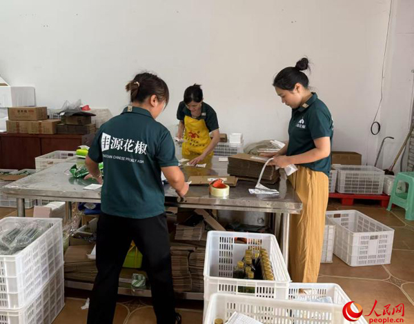 工作人员将花椒产品发往全国各地。人民网记者 杜燕飞摄