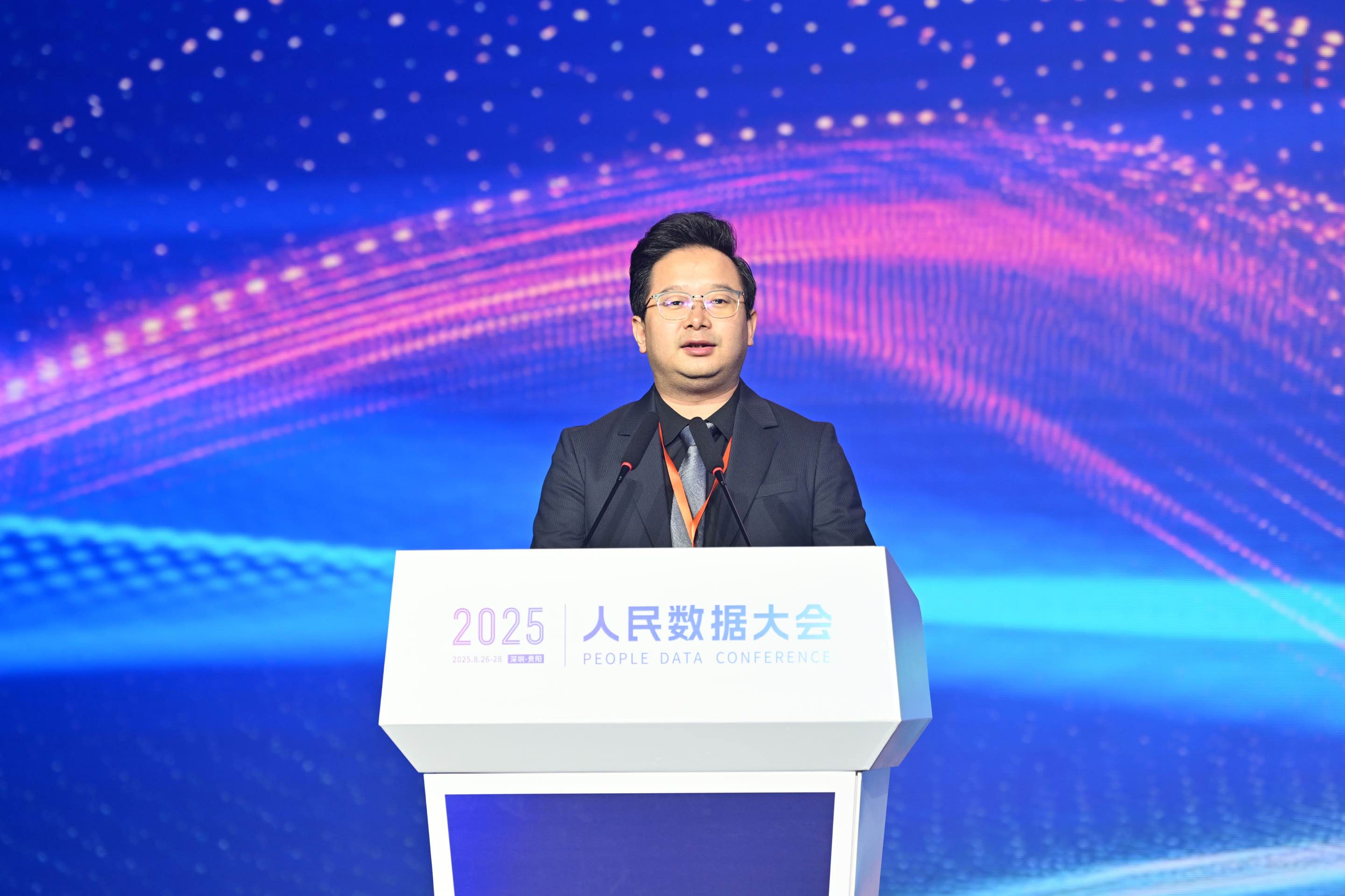华夏数储数字经济技术有限公司董事长张紫星在“2025人民数据大会”发表主旨演讲。人民网记者 翁奇羽摄