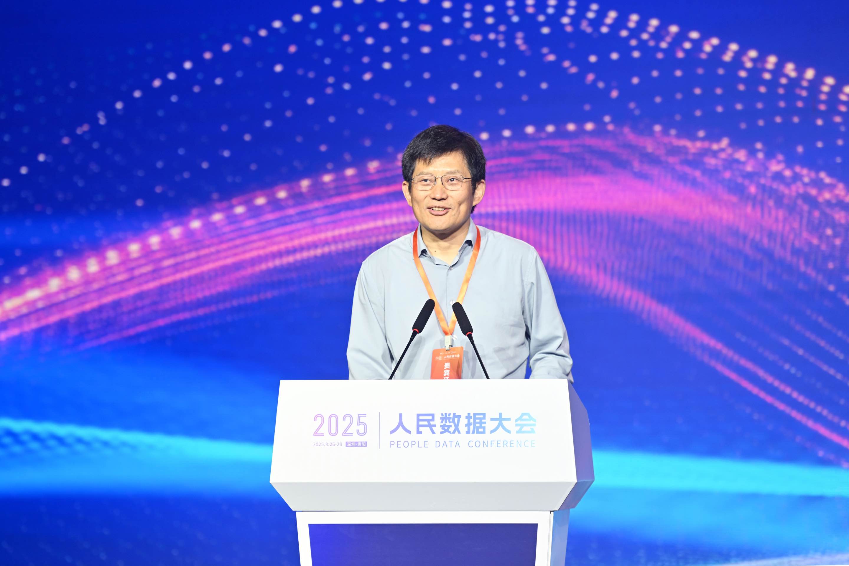 清华大学中国电子数据治理工程研究院院长孟庆国在“2025人民数据大会”发表主旨演讲。人民网记者 翁奇羽摄