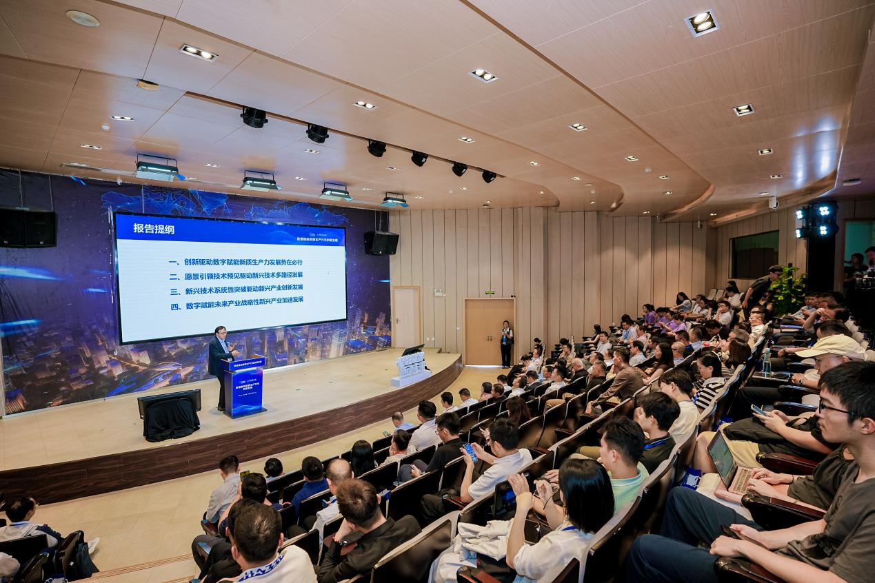 中国科学技术大学科技商学院研究员、中国科学学与科技政策研究会理事长穆荣平作主旨发言。受访者供图