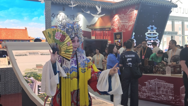 文旅服务展馆京剧演员与观众互动。人民网记者 王震摄