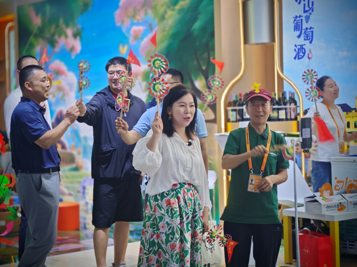 展商通过手机直播，与网友分享展会上的文化符号。人民网记者 黄盛摄