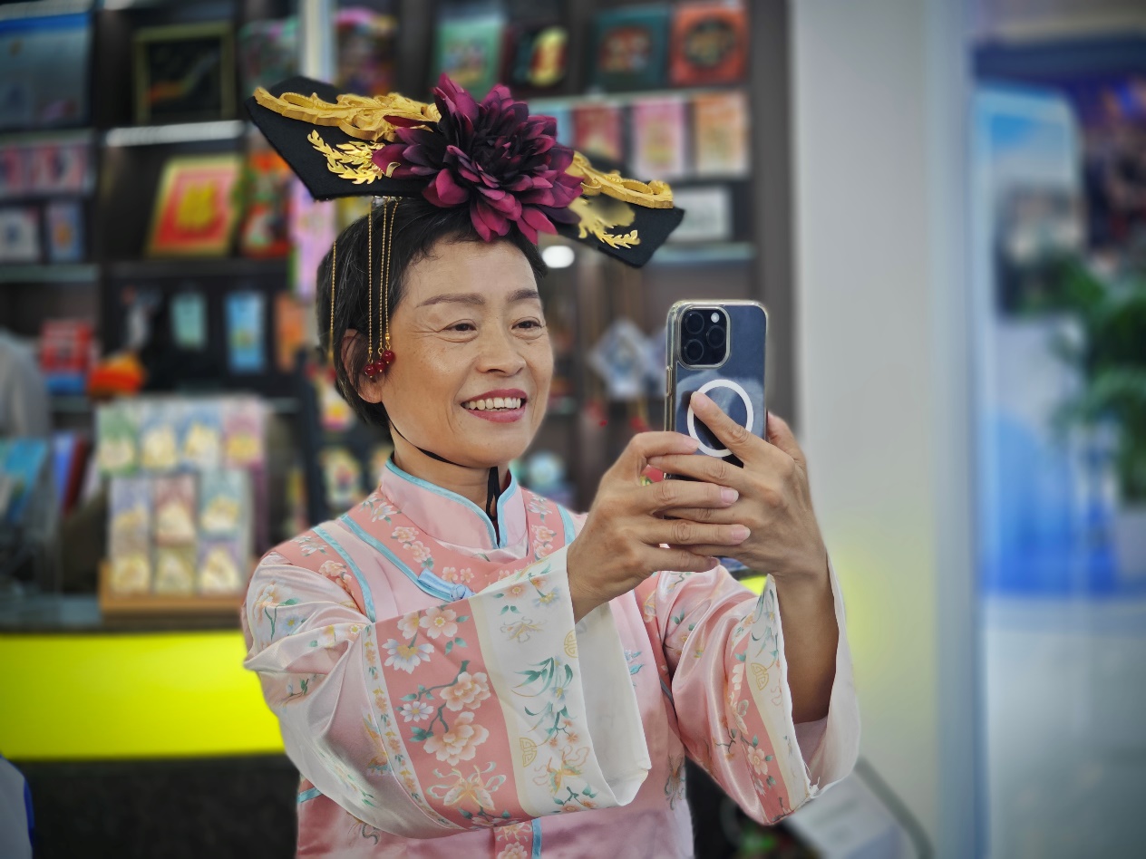 从秦皇岛专门前往服贸会现场的张阿姨，自拍记录所见所闻。人民网记者 黄盛摄