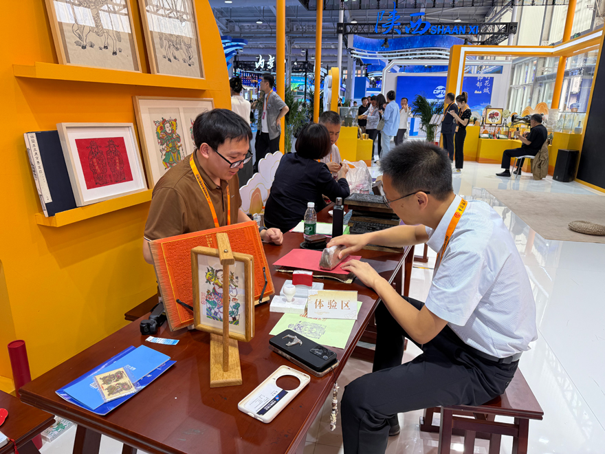 观众在体验河南木版年画制作。人民网记者 杜燕飞摄