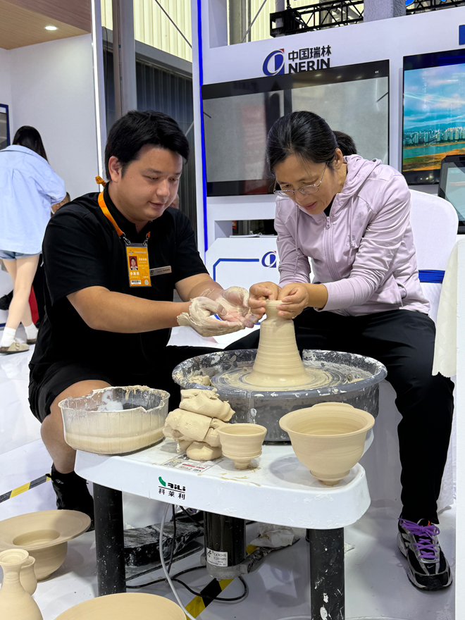 观众在体验江西景德镇瓷器制作。人民网记者 杜燕飞摄