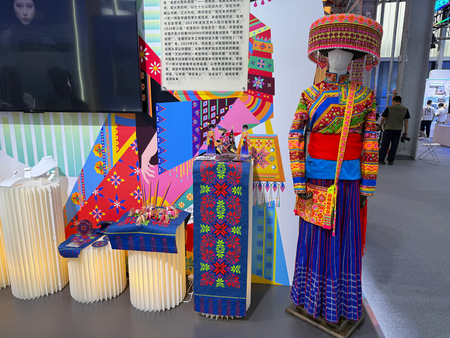 四川展台展示的傈僳族服饰。人民网记者 杜燕飞摄