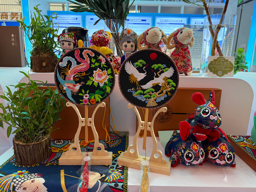 云南展台展示的文创产品。人民网记者 杜燕飞摄