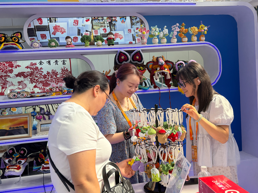 宁夏展台工作人员向观众介绍展品。人民网记者 杜燕飞摄