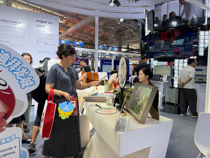 观众在展馆里选购文创产品。人民网记者 杜燕飞摄