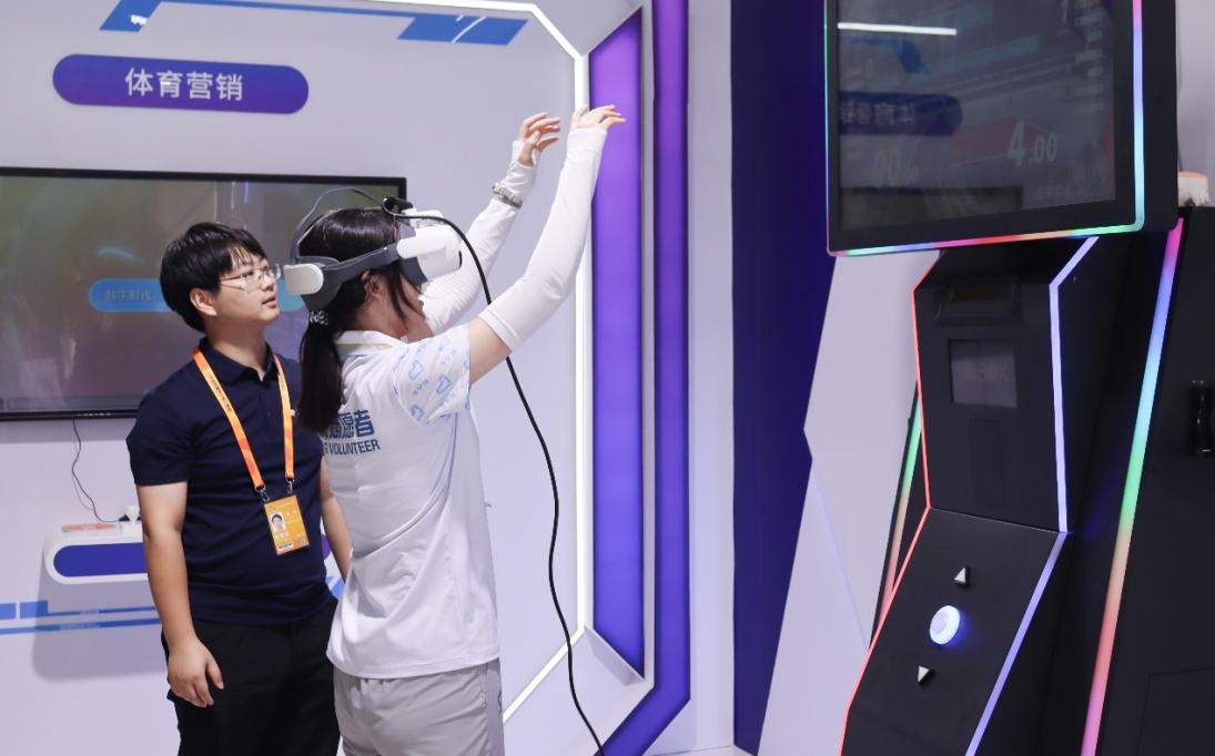 志愿者在体育赛事服务展区体验VR投篮活动。 实习生 朱超摄