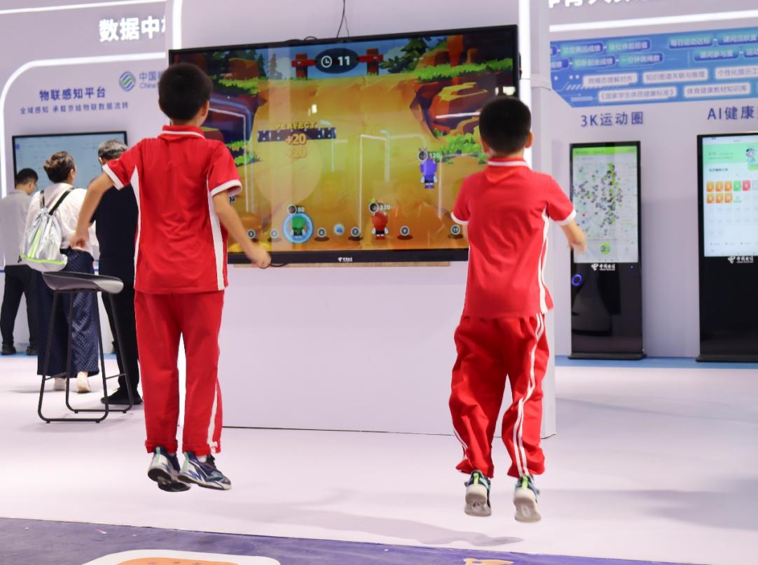 教育服务展区的“AI+教育”游戏吸引了不少儿童参与体验。实习生 朱超摄