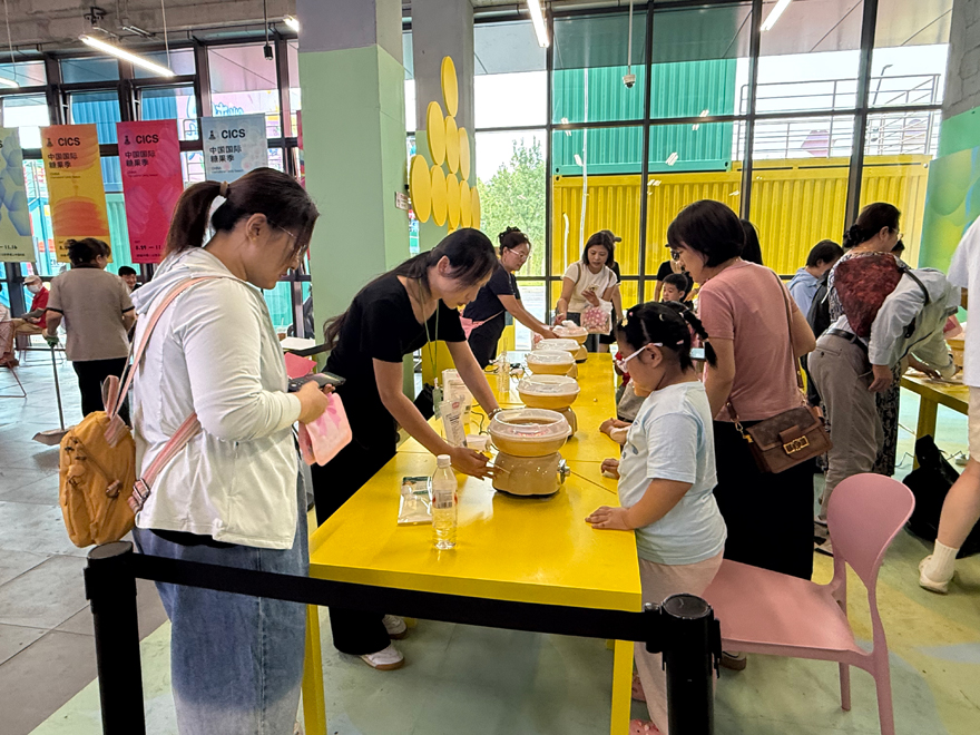 小朋友们在“糖·玩坊”里制作棉花糖。人民网记者 杜燕飞摄