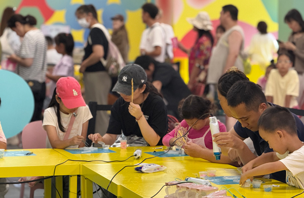 小朋友们在糖·玩坊里体验手工糖果制作。人民网记者 杜燕飞摄