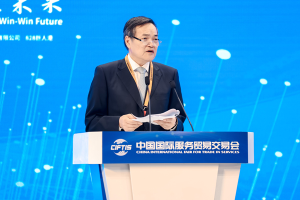 全国政协常委、教科卫体委员会副主任、商务部原副部长钱克明发言。主办方供图