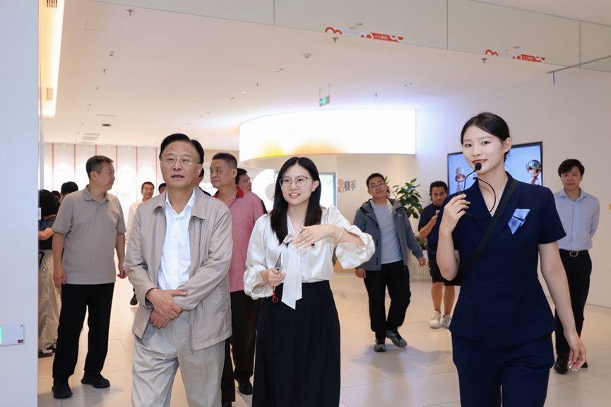 与会嘉宾参观快手科技总部。主办方供图