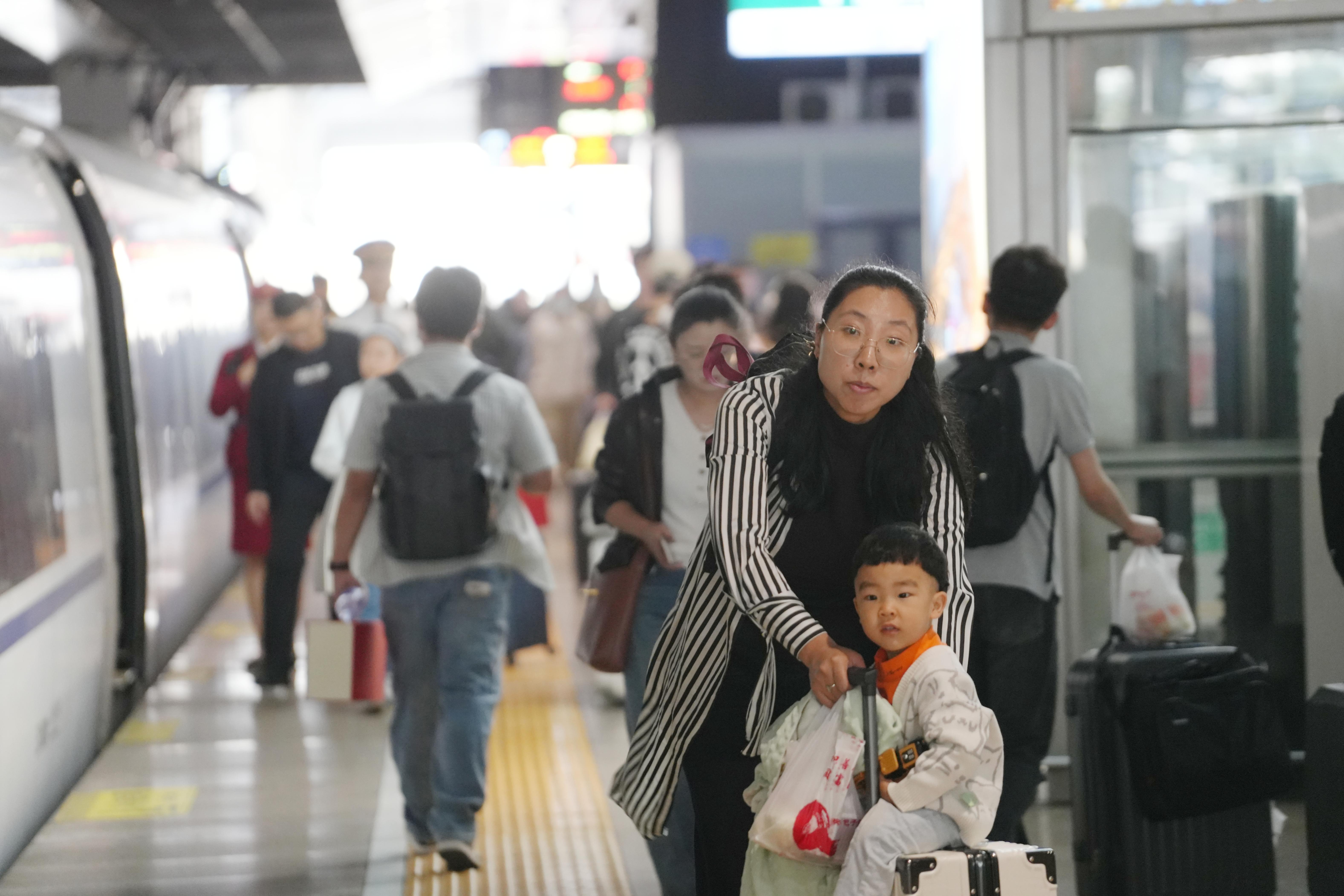 站台上准备上车旅客。人民网记者 王天乐摄
